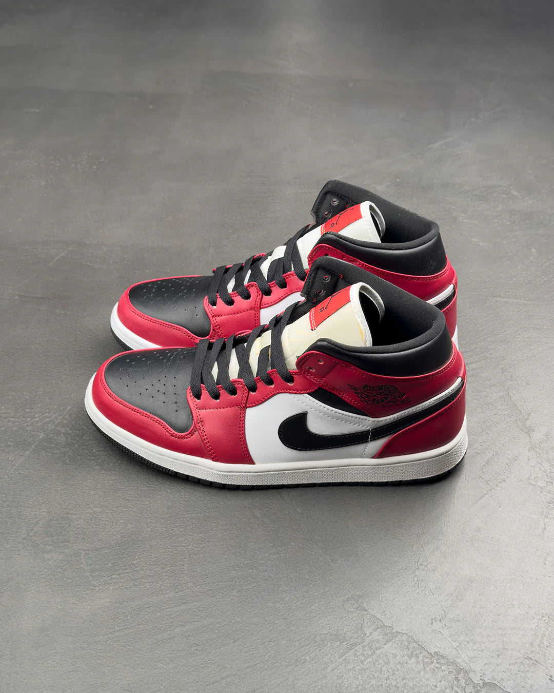 Air Jordan 1 Mid 'Chicago Black Toe'